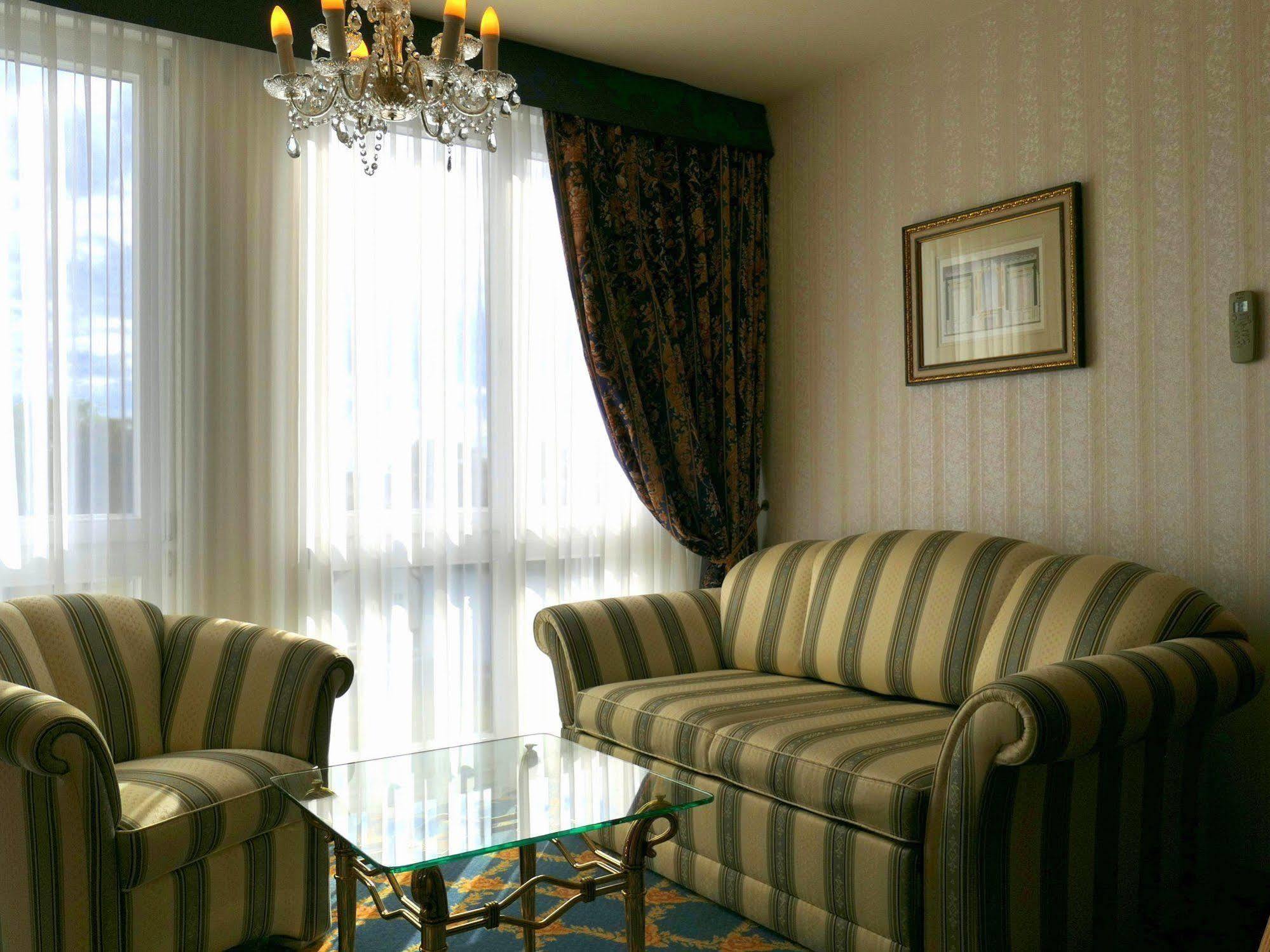 Seetelhotel Ahlbecker Hof Heringsdorf  Eksteriør billede A living room in a hotel suite